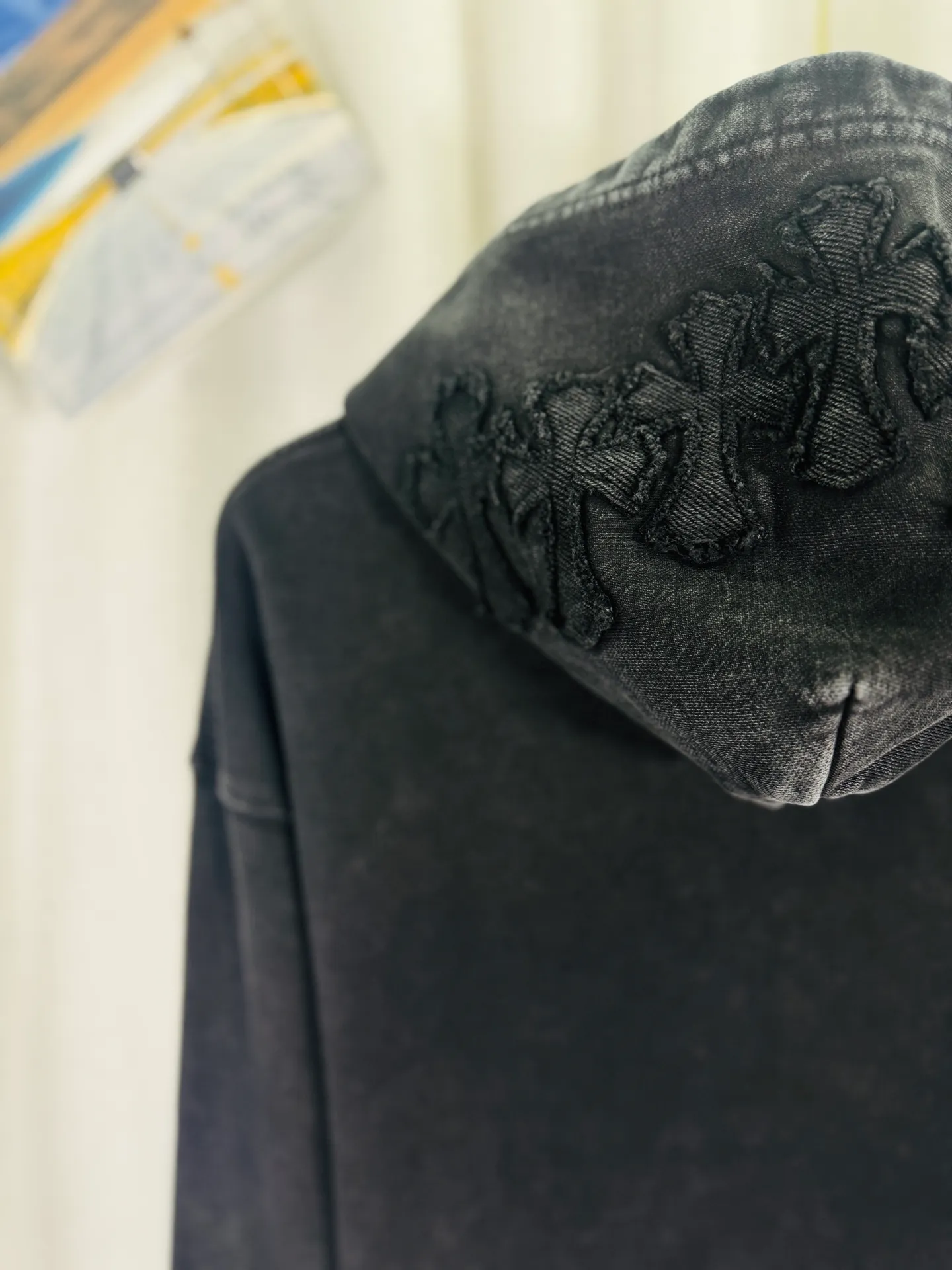 P310 top version, real shot without P, ​​different from market currency) 𝗖𝗵𝗿𝗼𝗺𝗲 𝗛𝗲𝗮𝗿𝘁𝘀/Cro Heart 2025 washed and burned flower patch embroidered autumn and winter new original single counter American style 3D three-dimensional couple casual hooded sweatshirt 👑The highest version! Customized fabric 480g tripe terry fabric! American acid-washed and distressed original fabric, laser burning + patch embroidery, exquisite embroidery of letters! The best-selling model in the counter, very comfortable to wear. Accessories: original molded and authenticated collar label➕100% silk wash label. Genuine purchase-grade original hangtag➕matching hanging rope➕3D hanging beads➕original packaging bag. Craftsmanship: The original version has consistent wiring! The highest version of the armhole matching technique! Color: Black Red Size: S M L XL Style No.: 9331